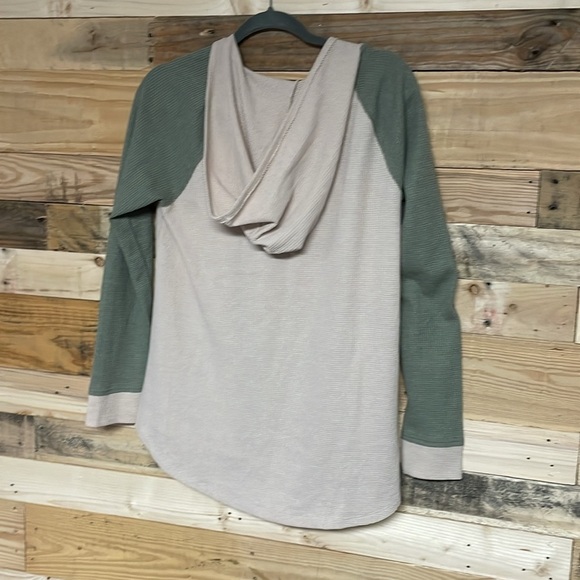Doe & Rae size large green and cream color hooded waffle knit long sleeve top - Picture 7 of 7
